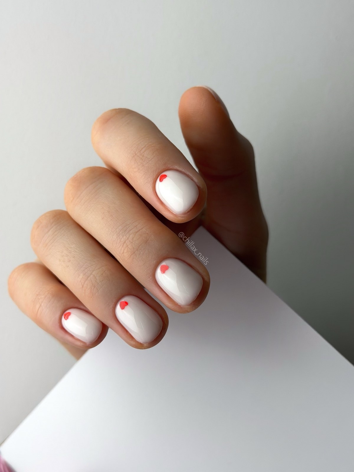 Cloud Dancer и молочный маникюр: главный тренд 2026 года