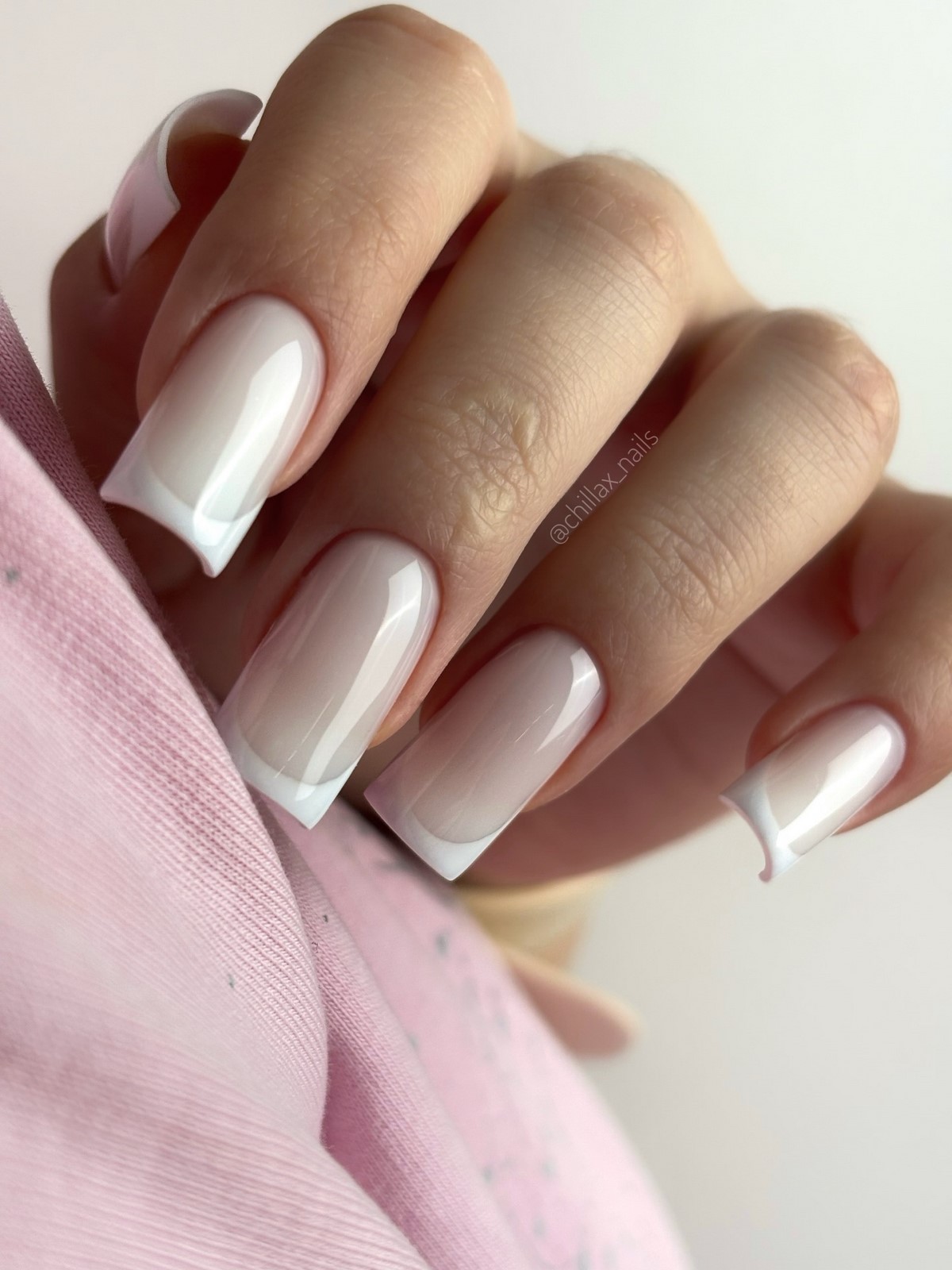 Cloud Dancer и молочный маникюр: главный тренд 2026 года