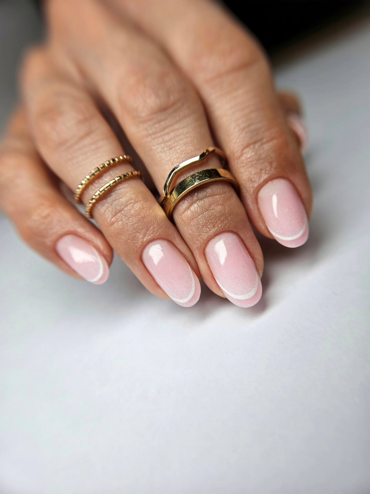 Cloud Dancer и молочный маникюр: главный тренд 2026 года