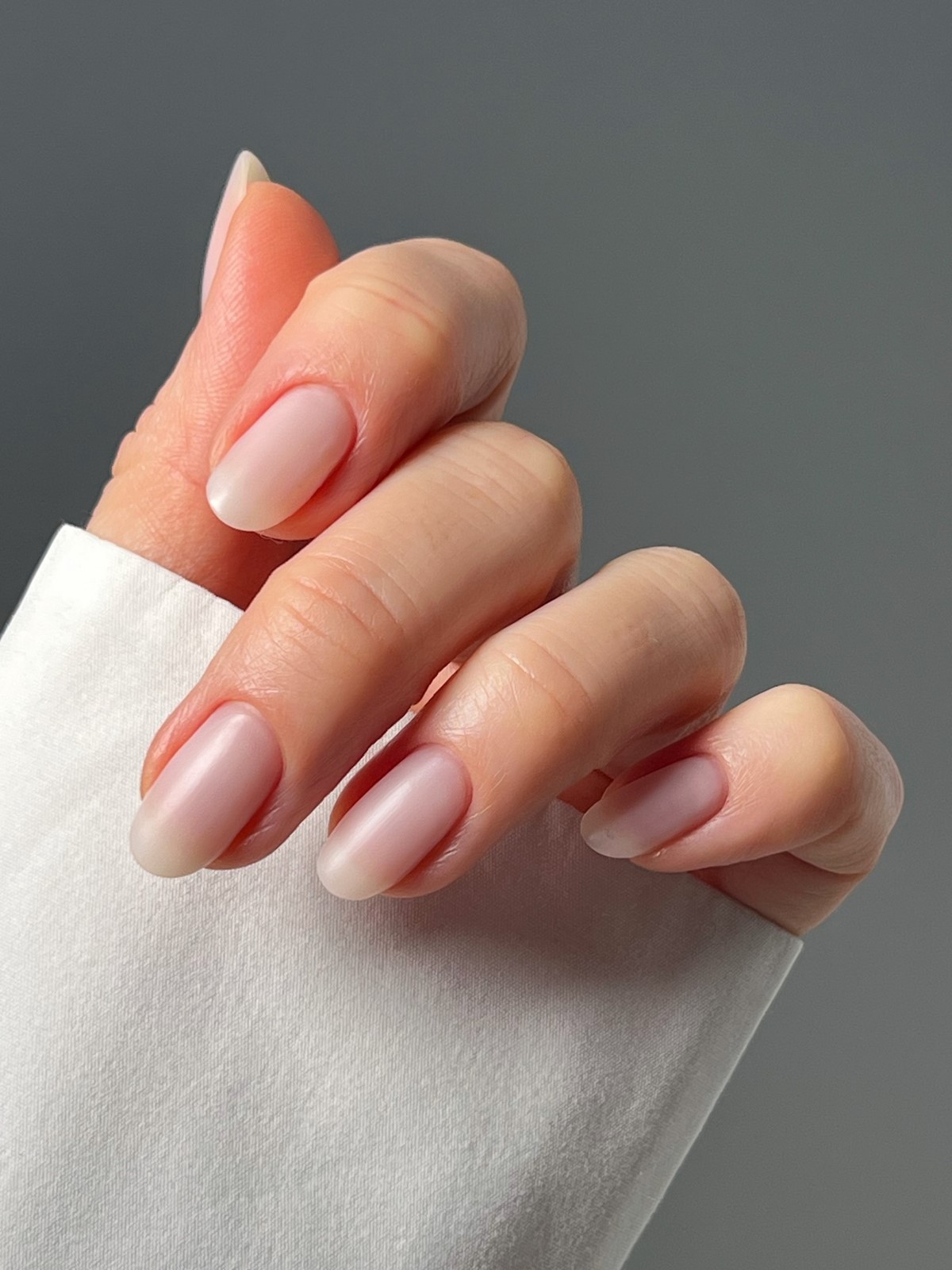 Cloud Dancer и молочный маникюр: главный тренд 2026 года