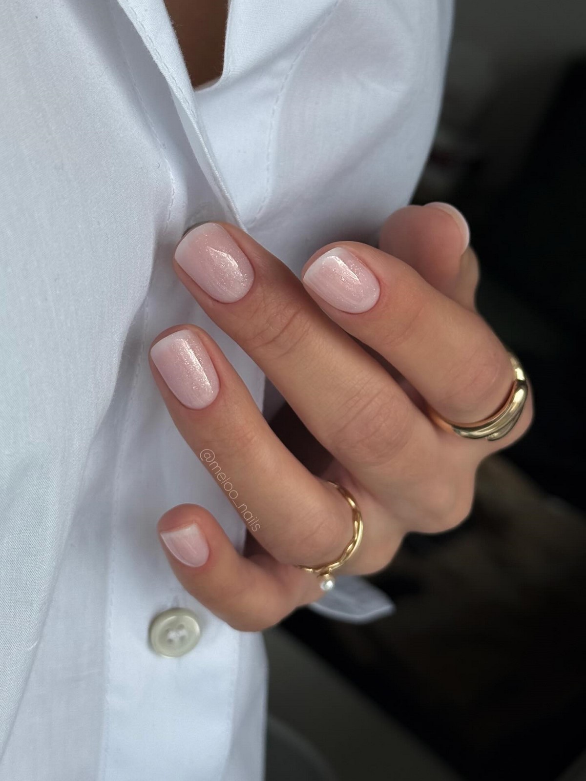 Cloud Dancer и молочный маникюр: главный тренд 2026 года