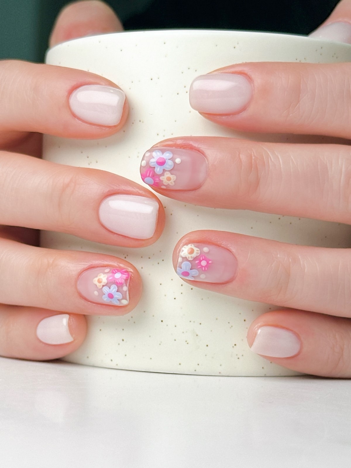 Cloud Dancer и молочный маникюр: главный тренд 2026 года