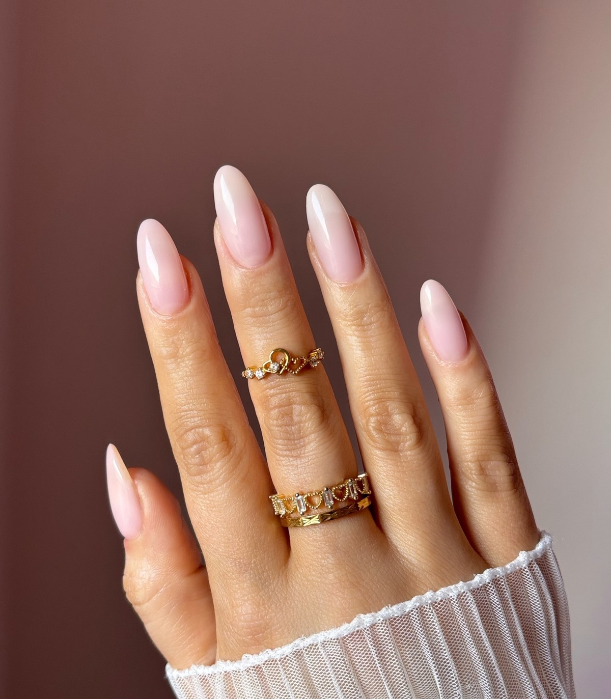 Cloud Dancer и молочный маникюр: главный тренд 2026 года