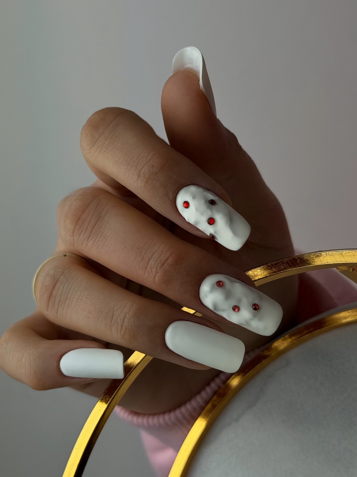 Cloud Dancer и молочный маникюр: главный тренд 2026 года