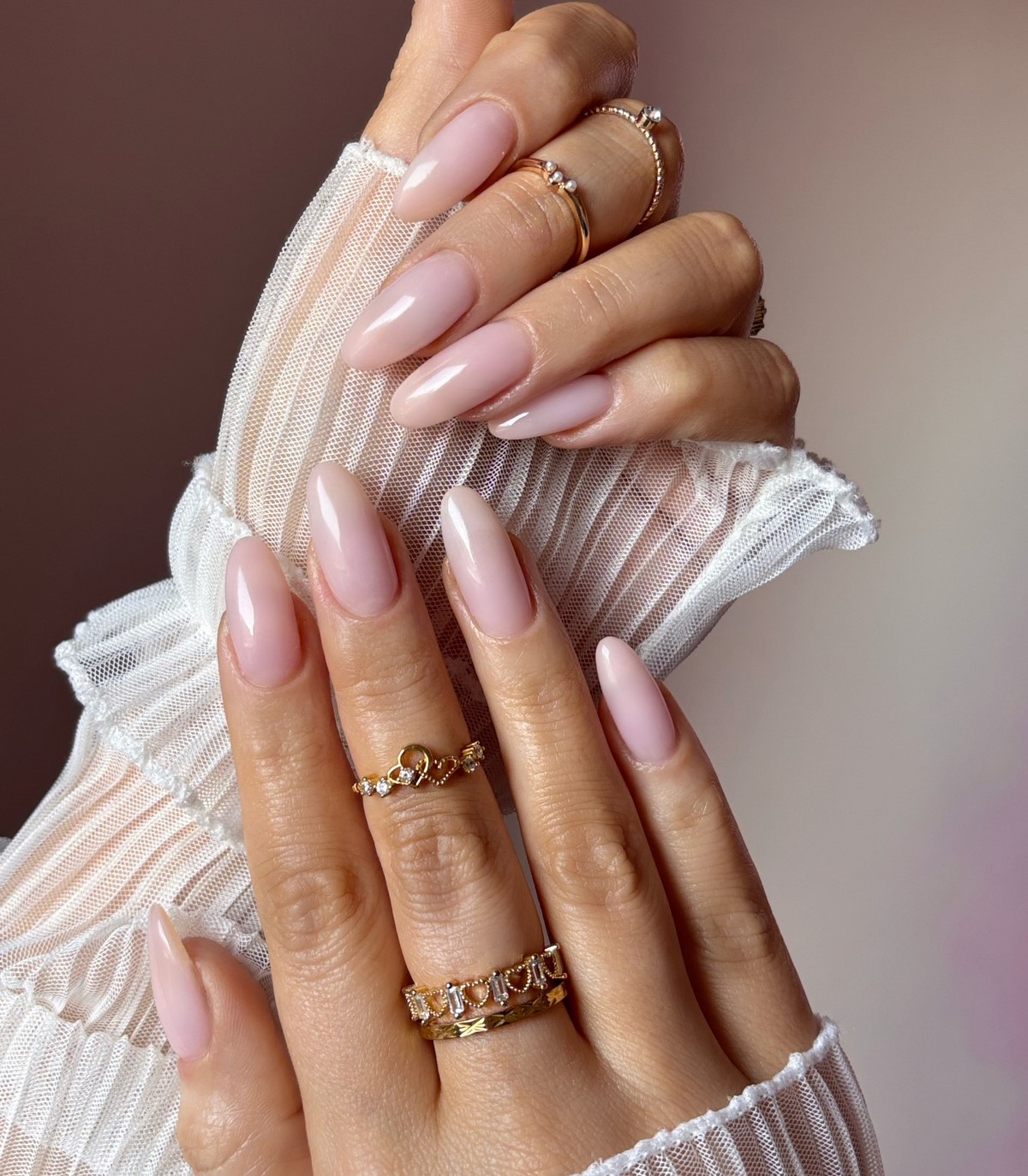 Cloud Dancer и молочный маникюр: главный тренд 2026 года