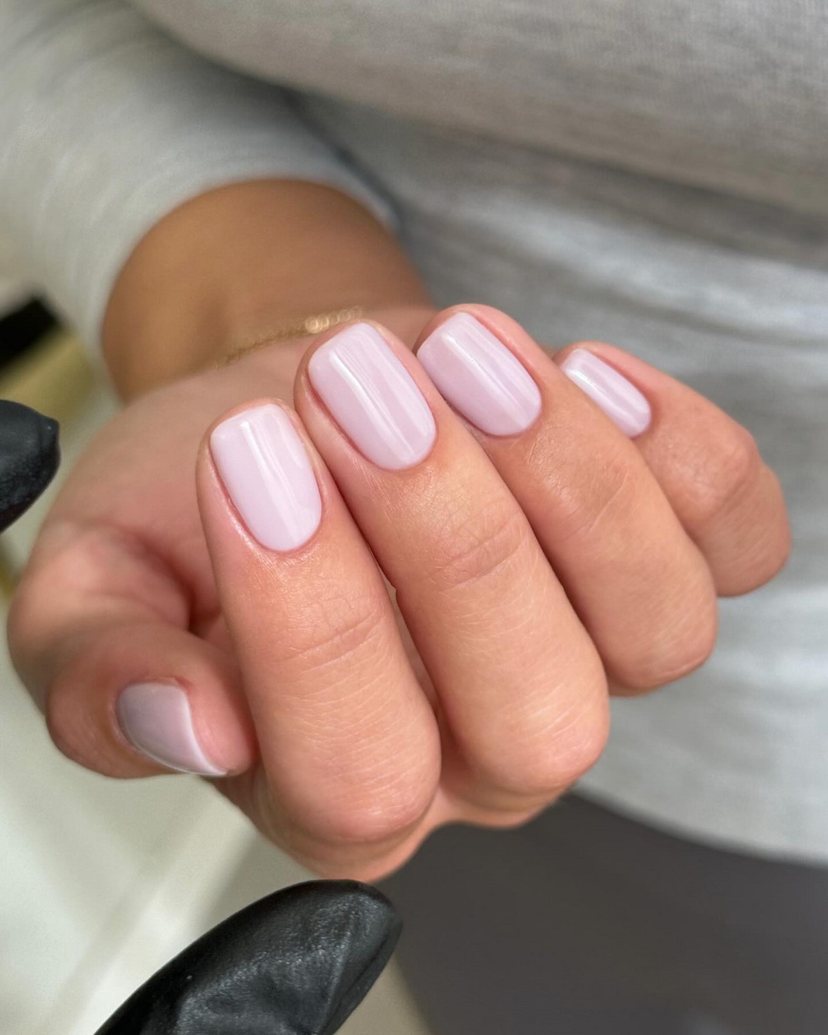 Cloud Dancer и молочный маникюр: главный тренд 2026 года