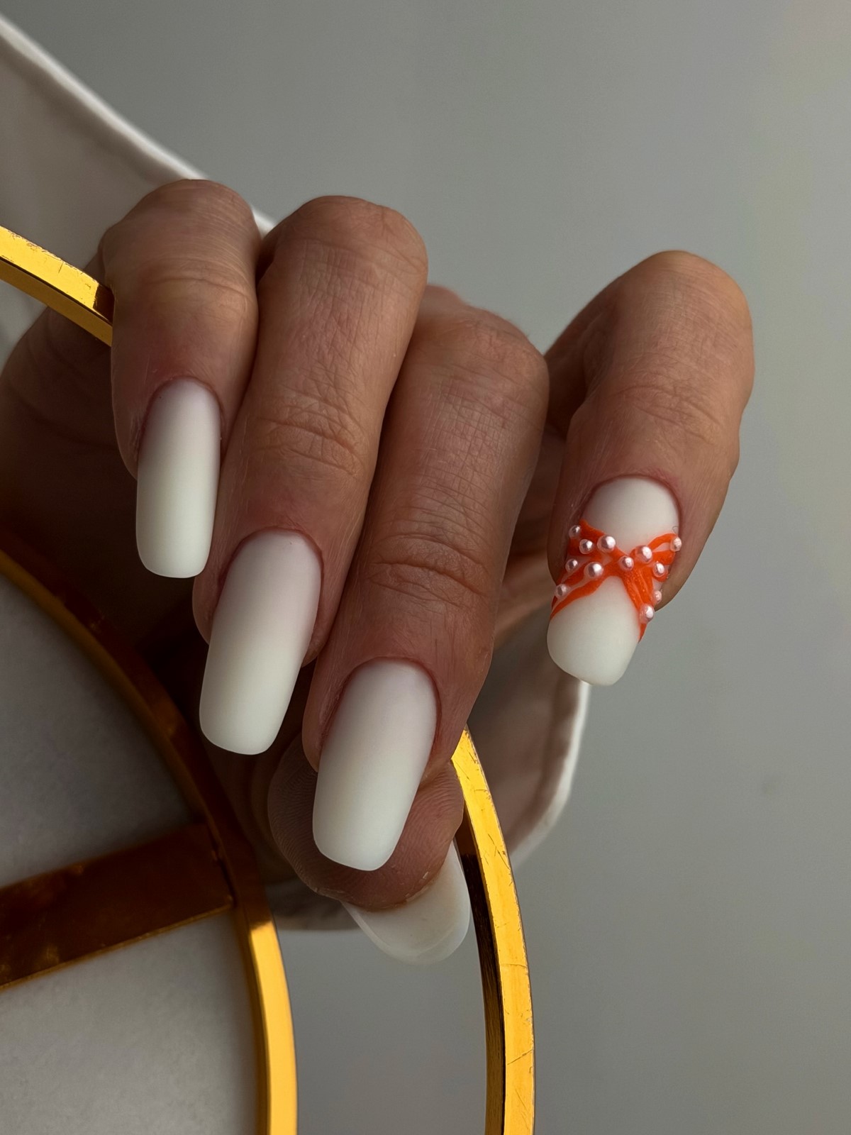 Cloud Dancer и молочный маникюр: главный тренд 2026 года