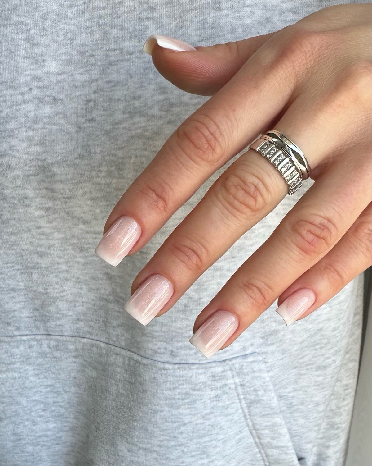 Cloud Dancer и молочный маникюр: главный тренд 2026 года