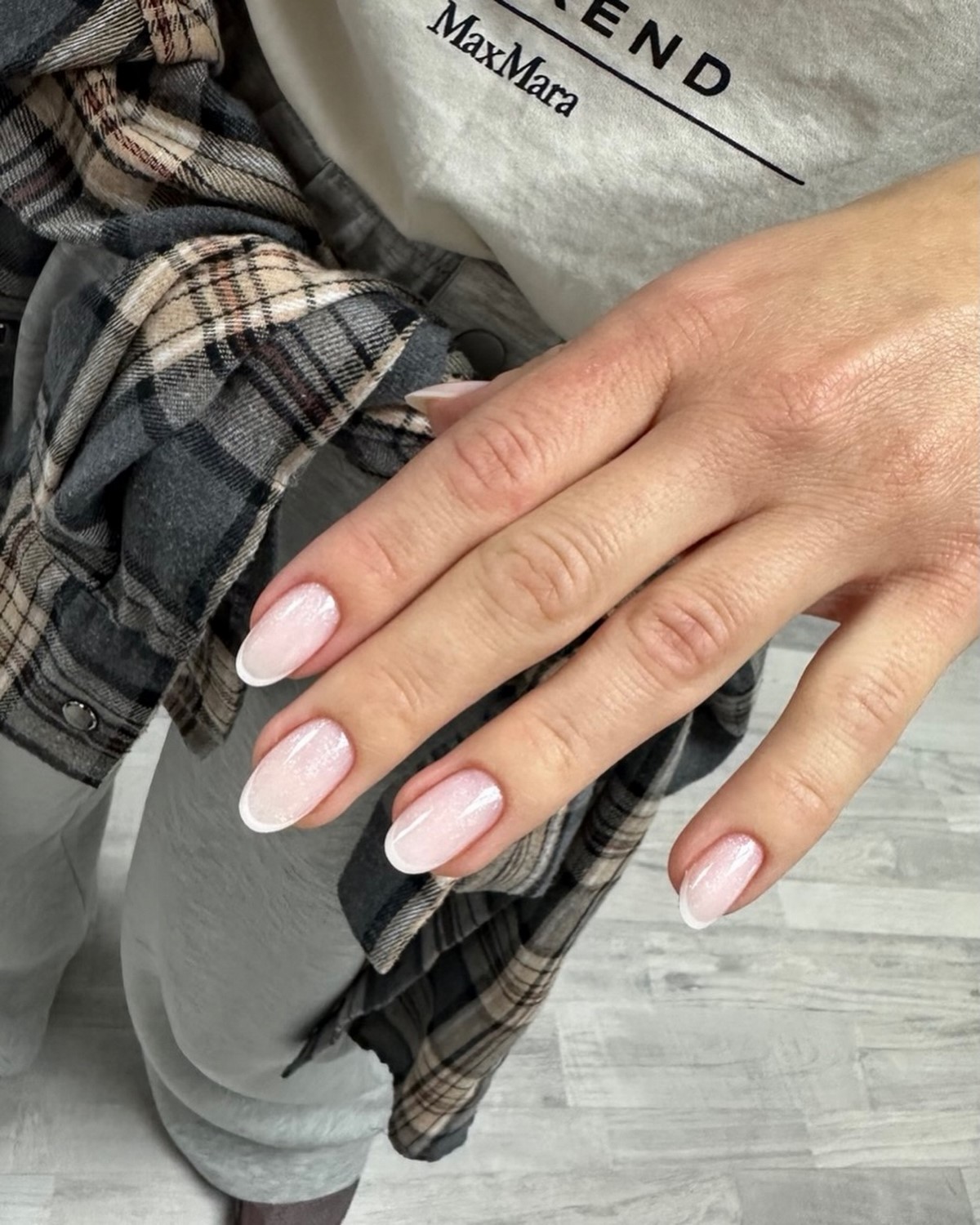 Cloud Dancer и молочный маникюр: главный тренд 2026 года