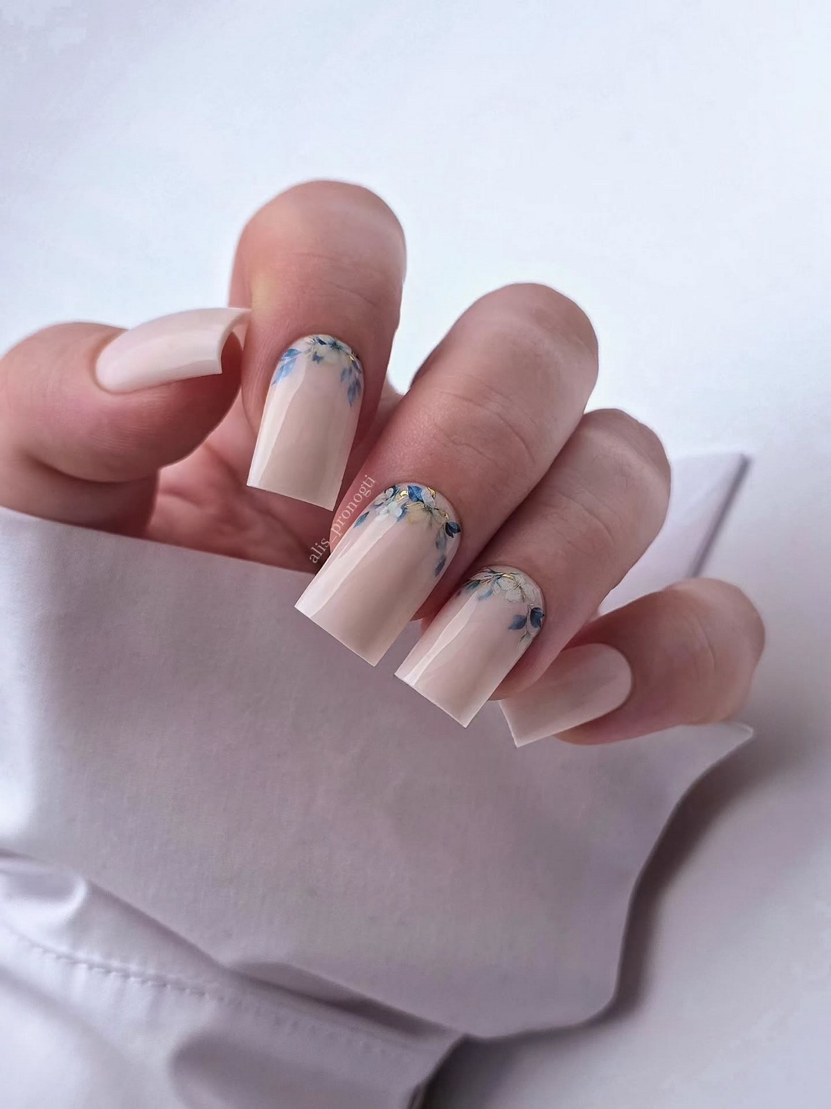 Молочный маникюр: самый аккуратный вариант сезона