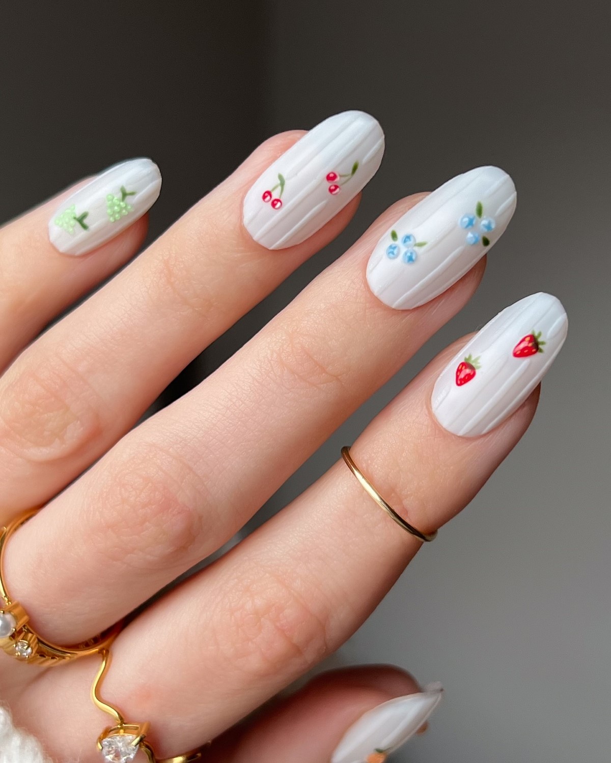 Молочный маникюр: самый аккуратный вариант сезона