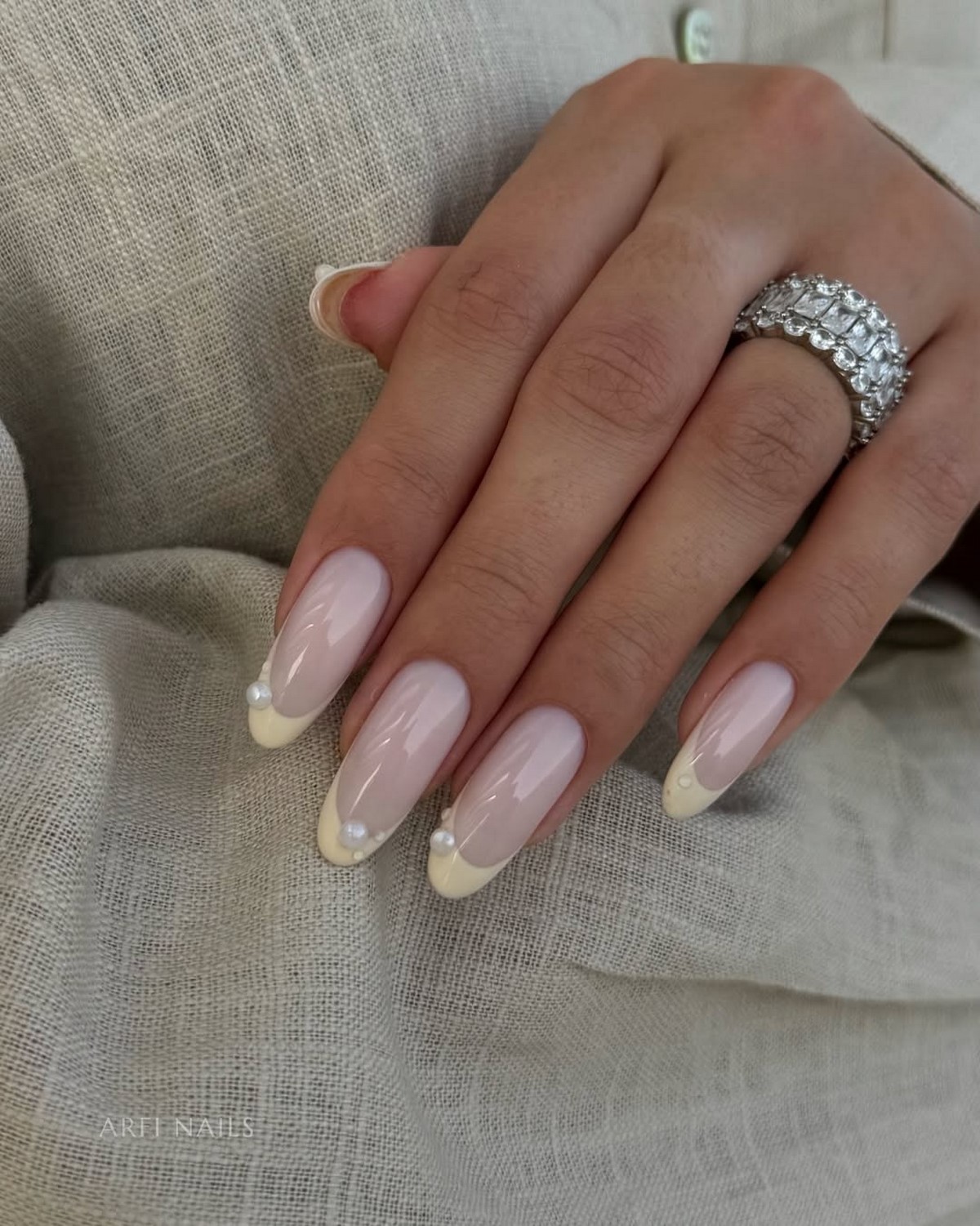 Молочный маникюр: самый аккуратный вариант сезона