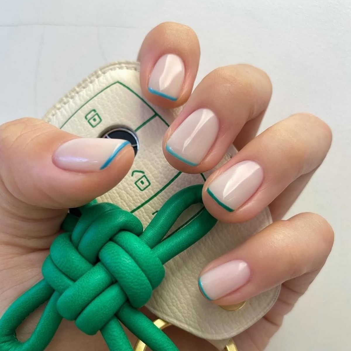 Молочный маникюр: самый аккуратный вариант сезона