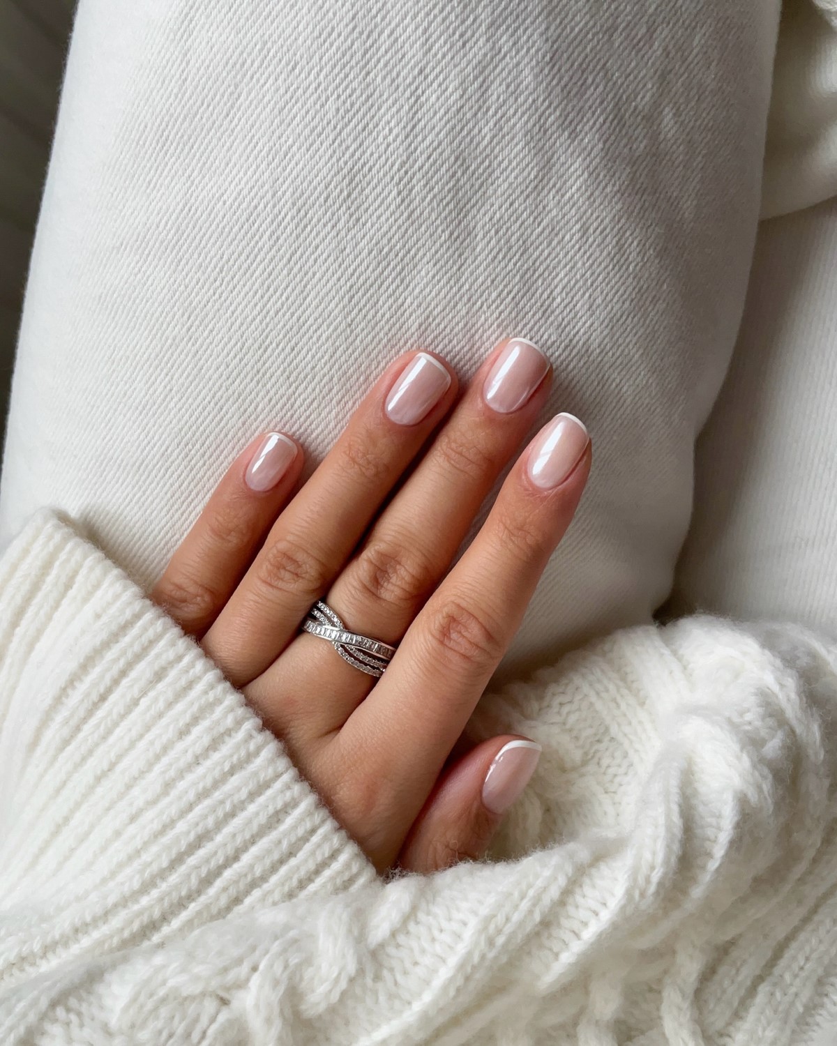 Молочный маникюр: самый аккуратный вариант сезона
