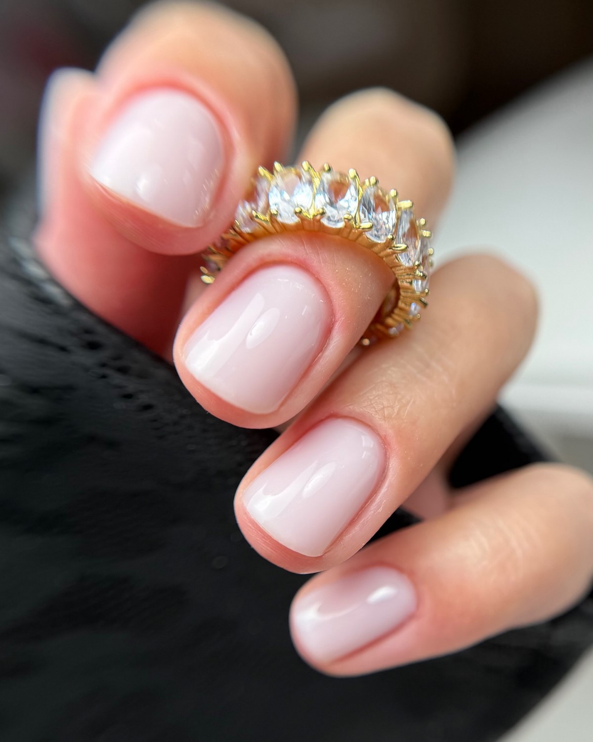 Молочный маникюр: самый аккуратный вариант сезона