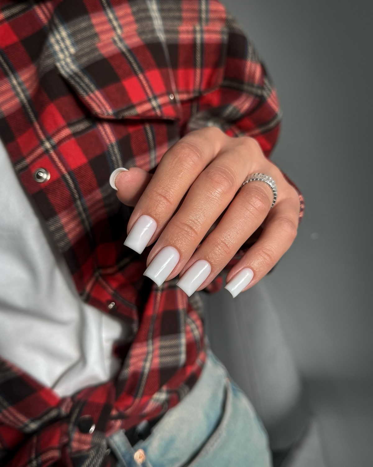 Молочный маникюр: самый аккуратный вариант сезона