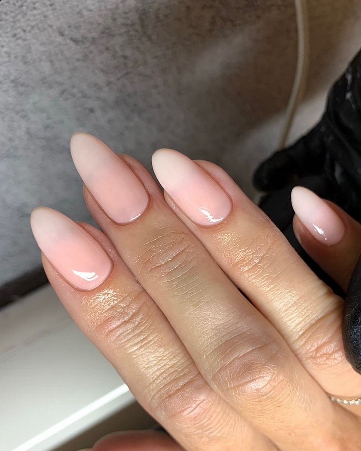 Молочный маникюр: самый аккуратный вариант сезона