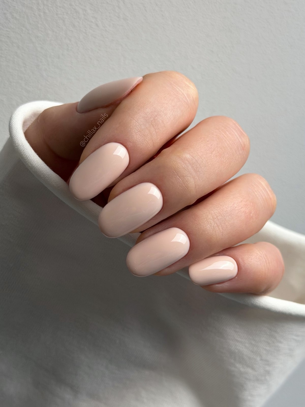 Молочный маникюр: самый аккуратный вариант сезона