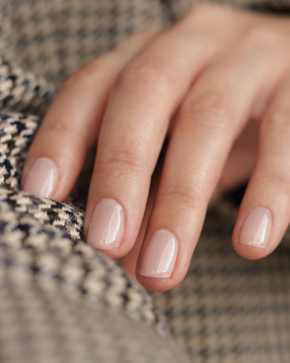 Нежный маникюр на каждый день: цвета, которые выглядят дорого