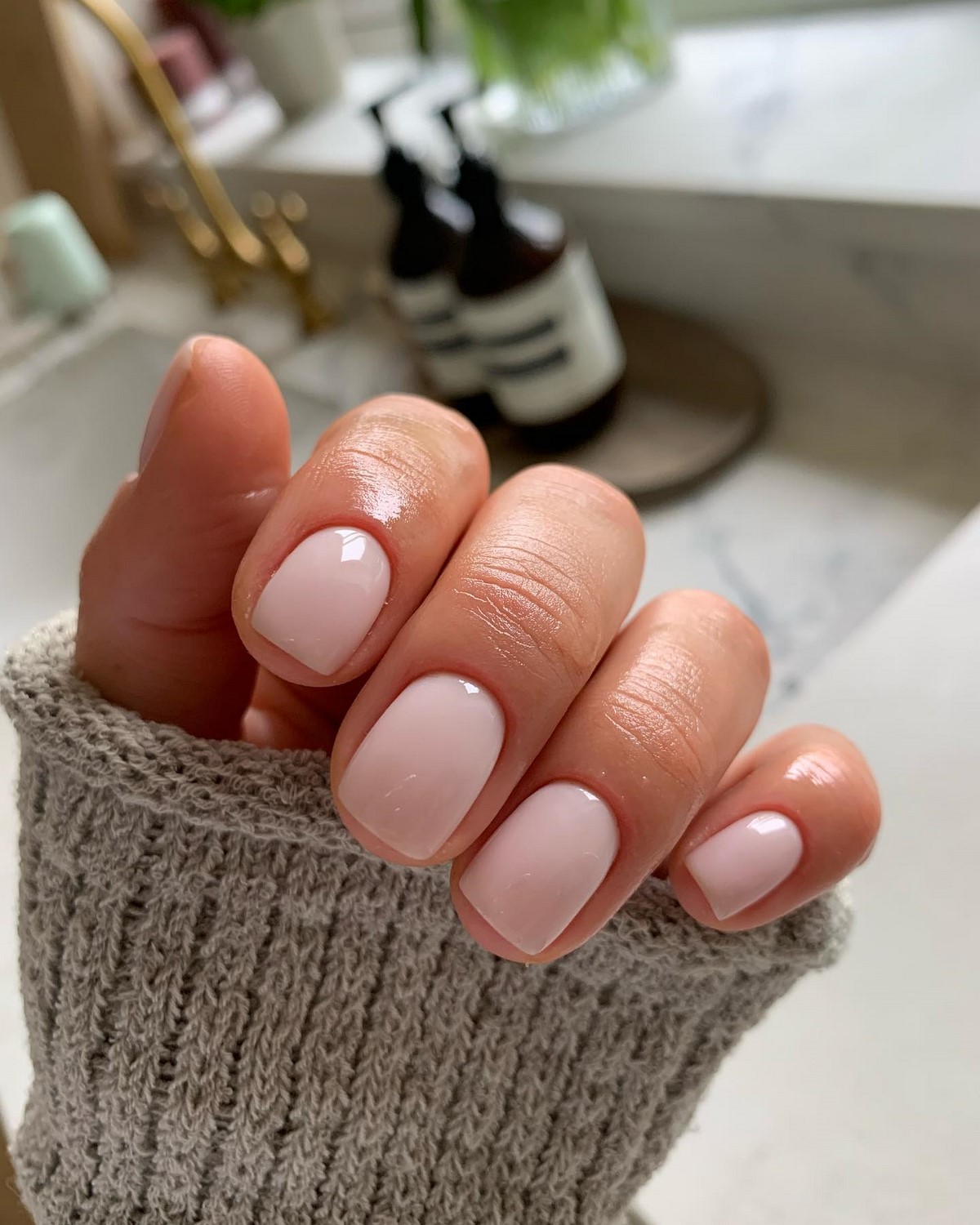 Нежный маникюр на каждый день: цвета, которые выглядят дорого