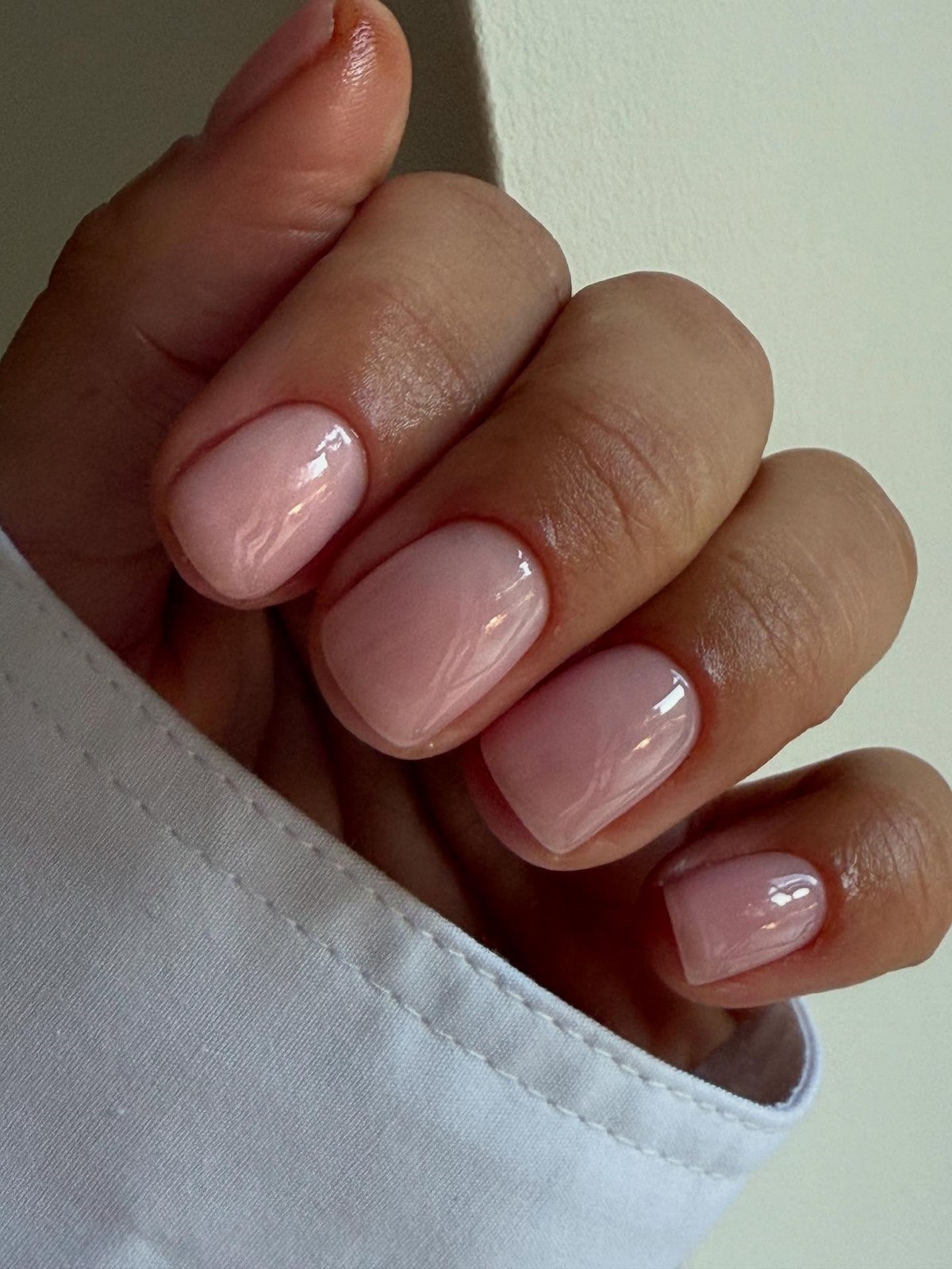 Нежный маникюр на каждый день: цвета, которые выглядят дорого