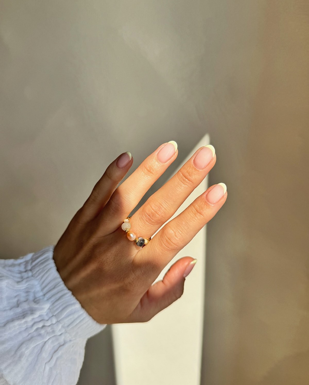 Светлый маникюр, который освежает руки и образ