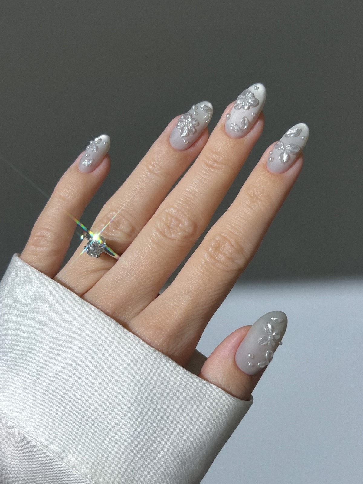 Светлый маникюр, который освежает руки и образ