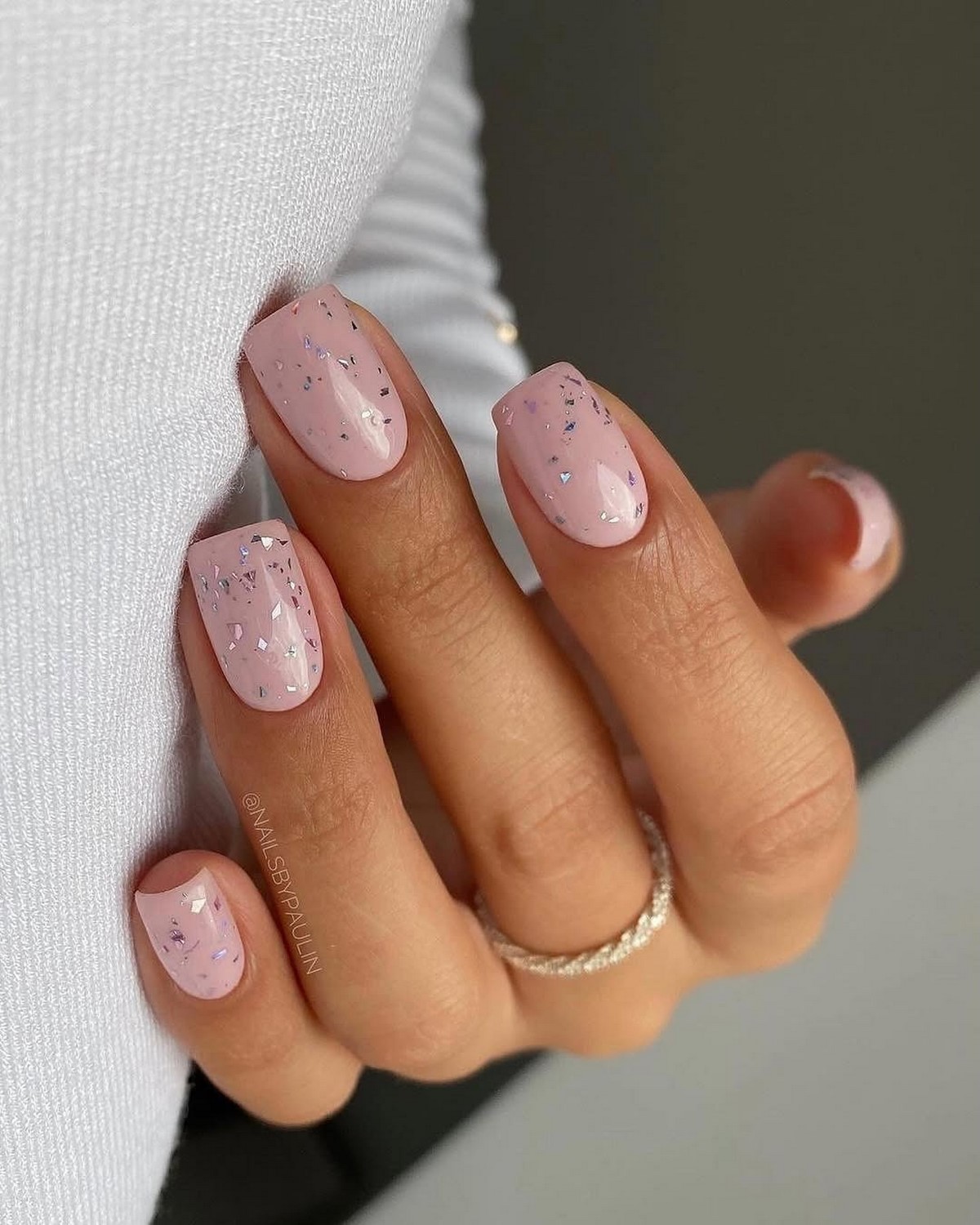 Светлый маникюр, который освежает руки и образ