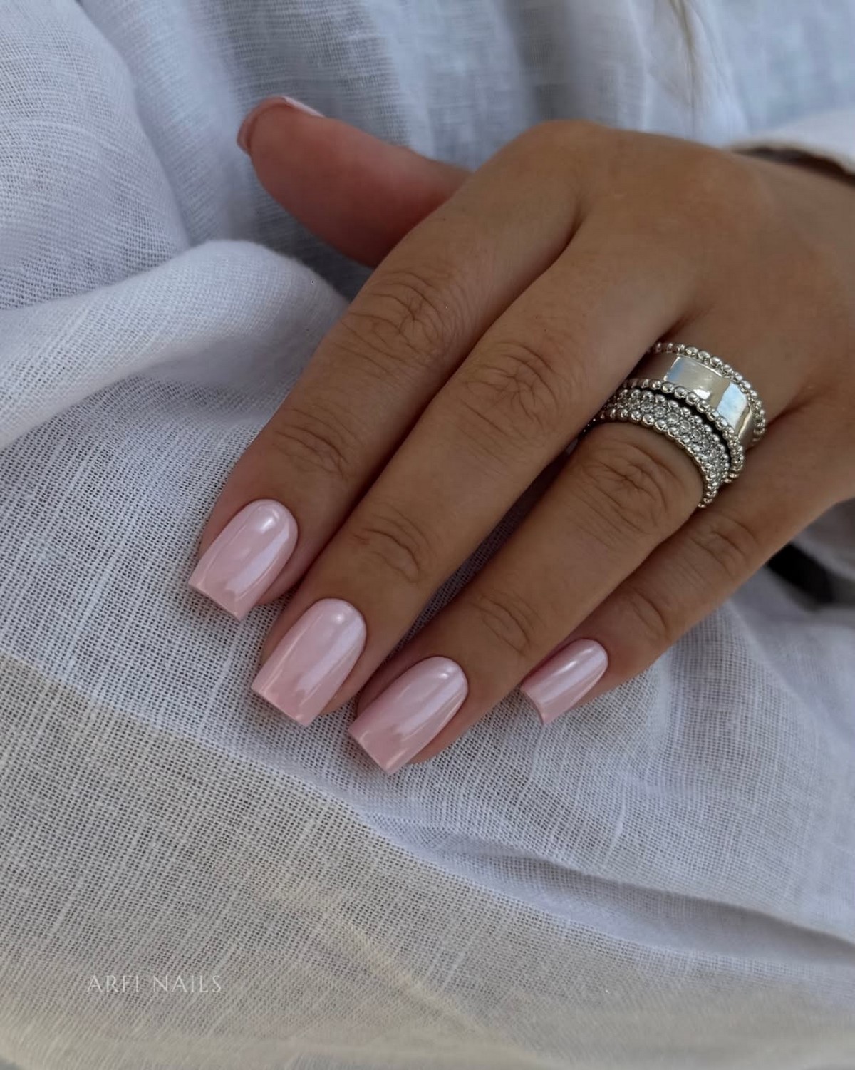 Светлый маникюр, который освежает руки и образ