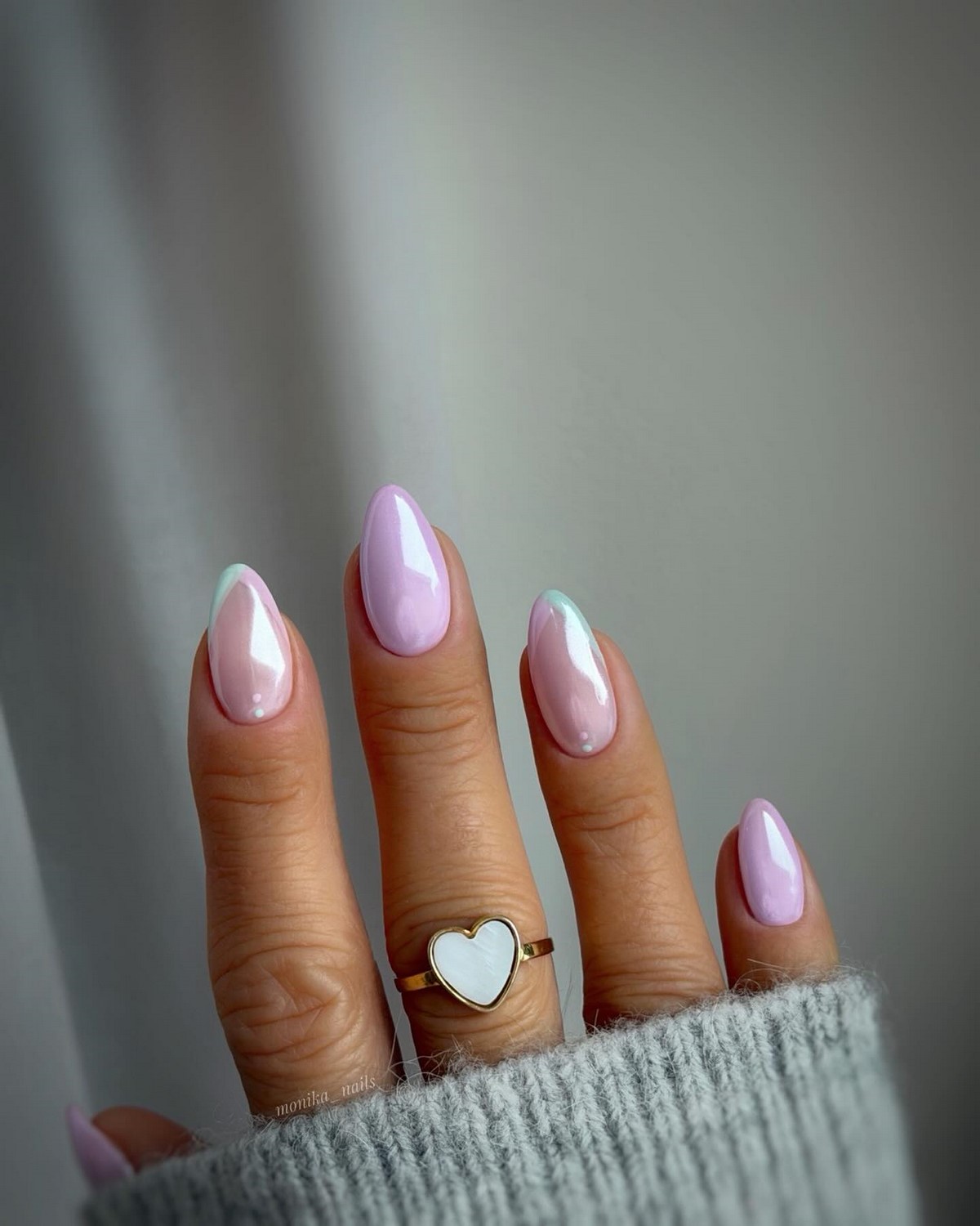 Светлый маникюр, который освежает руки и образ