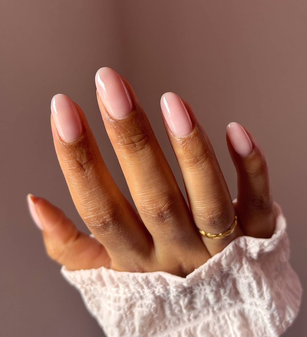 Светлый маникюр, который освежает руки и образ