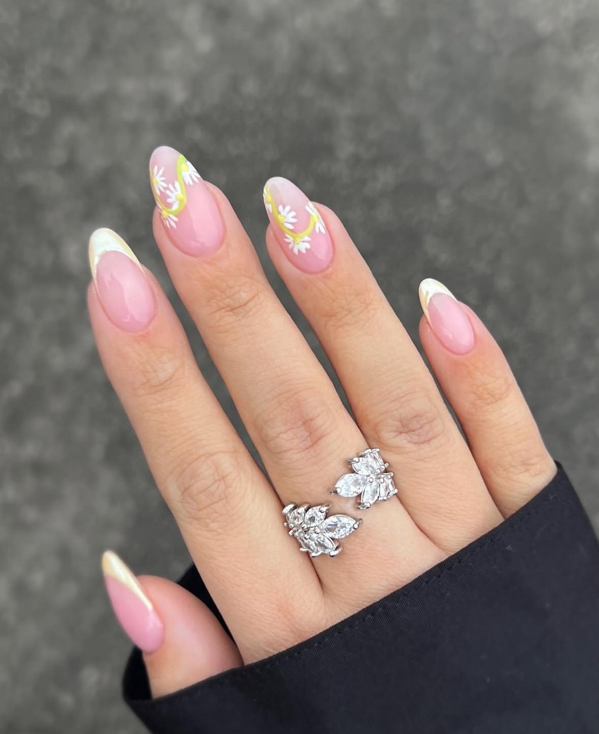 Светлый маникюр, который освежает руки и образ