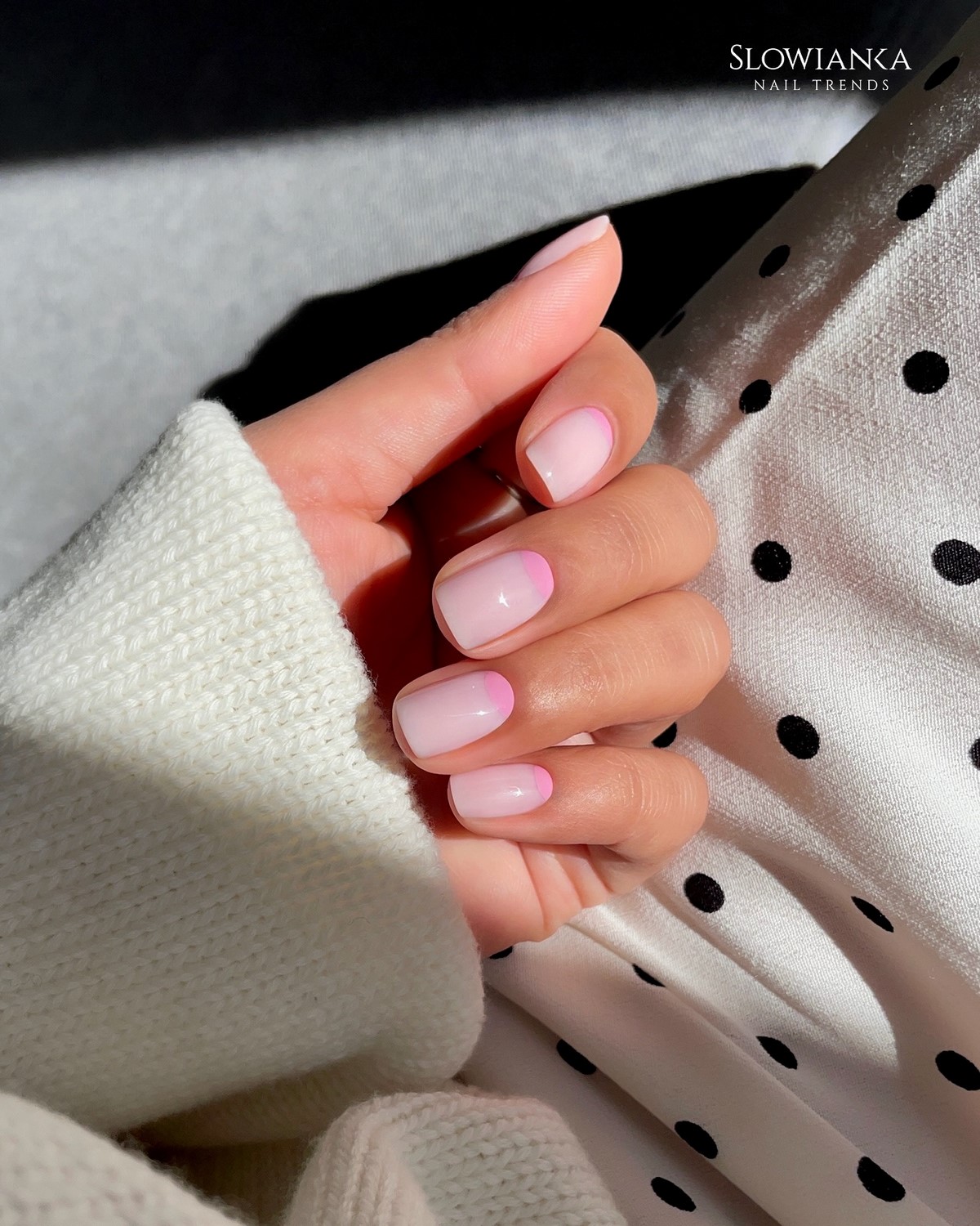 Светлый маникюр, который освежает руки и образ