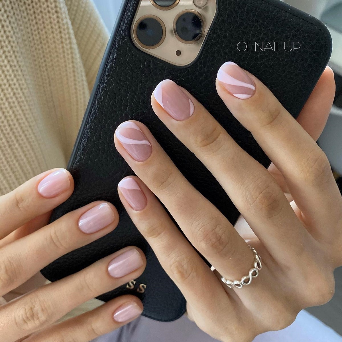 Светлый маникюр, который освежает руки и образ