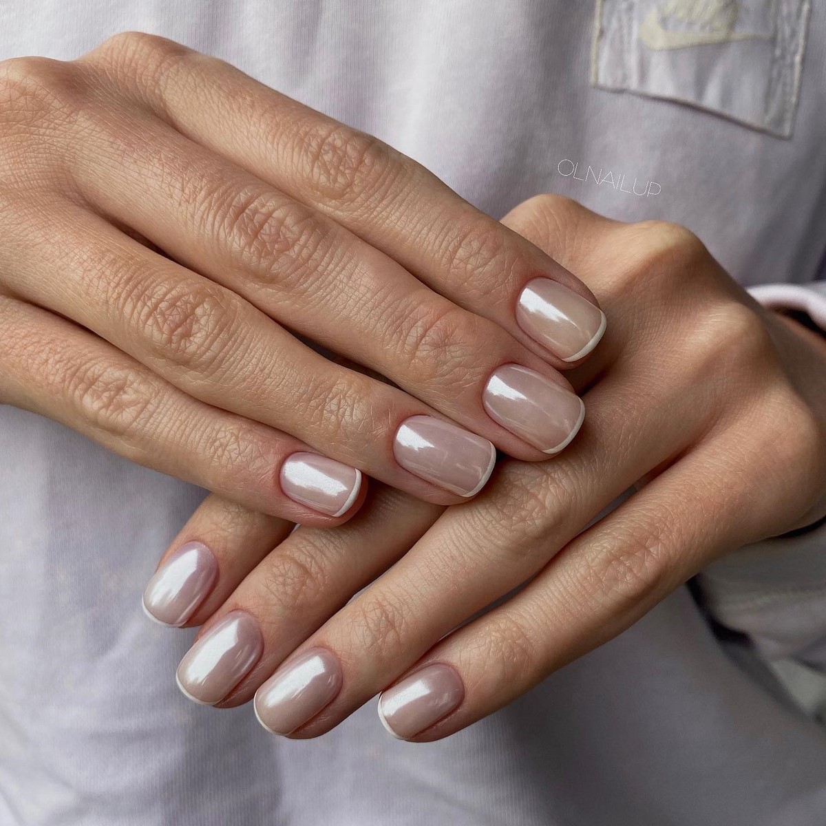 Светлый маникюр, который освежает руки и образ