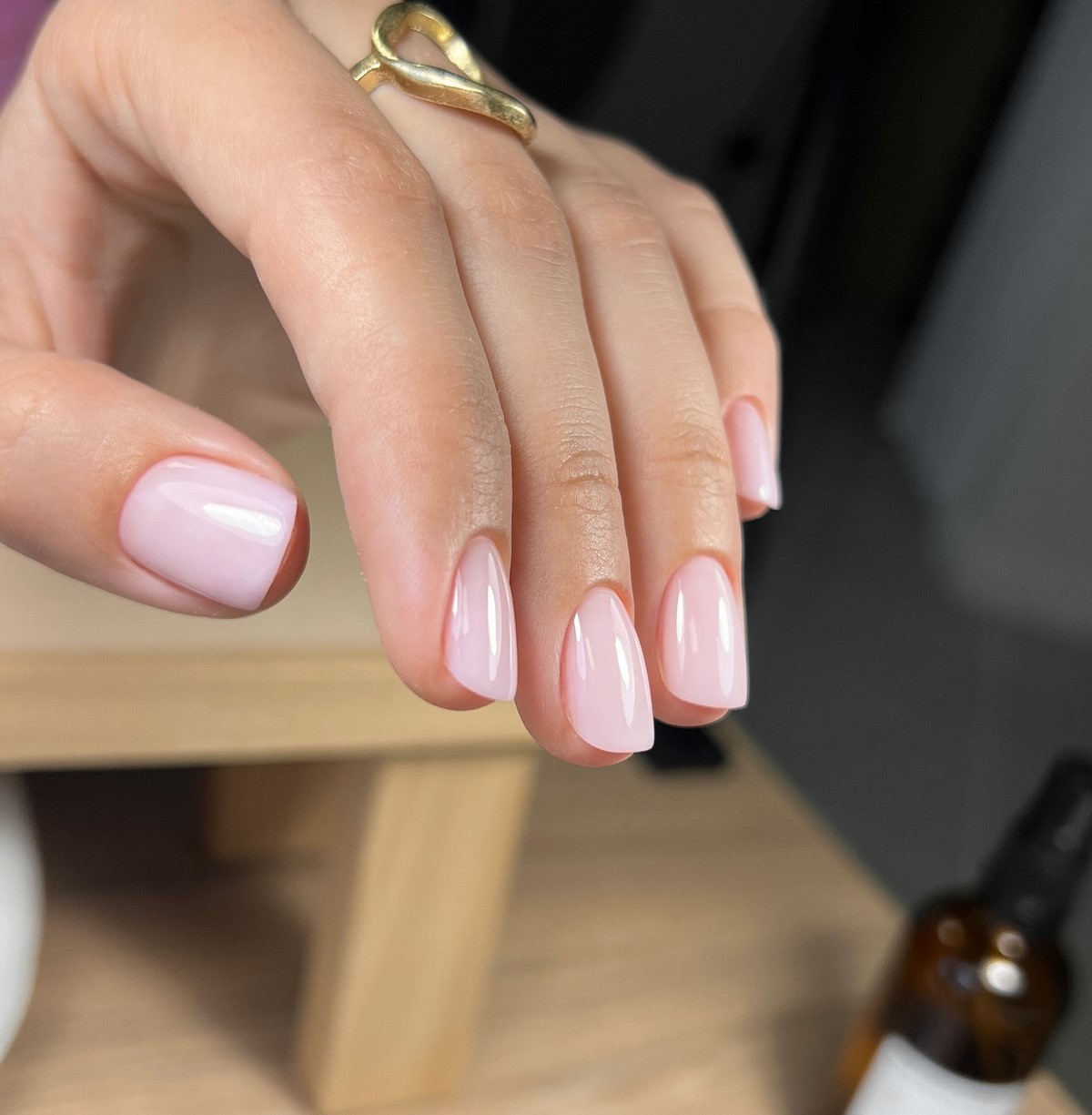 Светлый маникюр, который освежает руки и образ