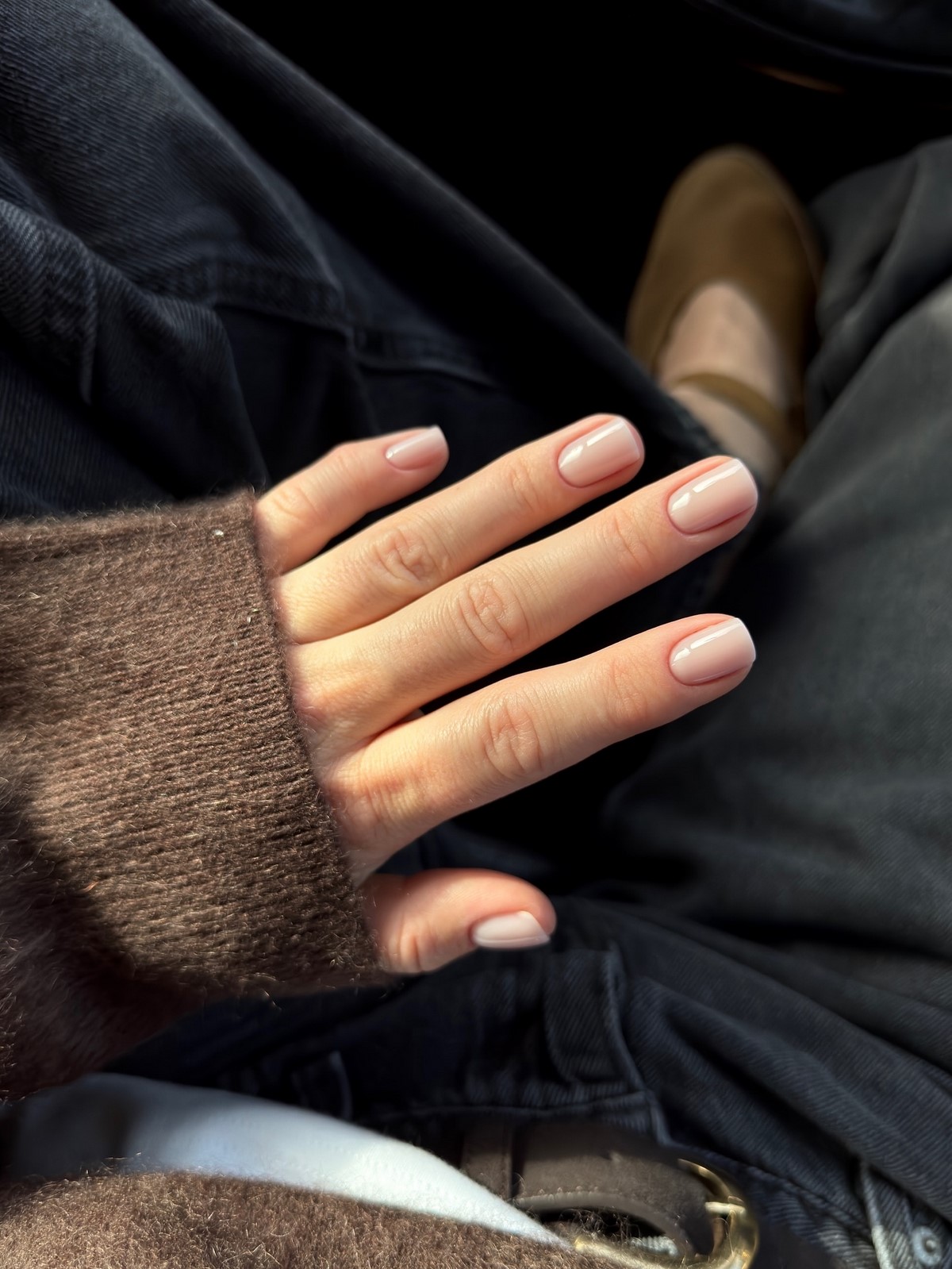 Светлый маникюр, который освежает руки и образ