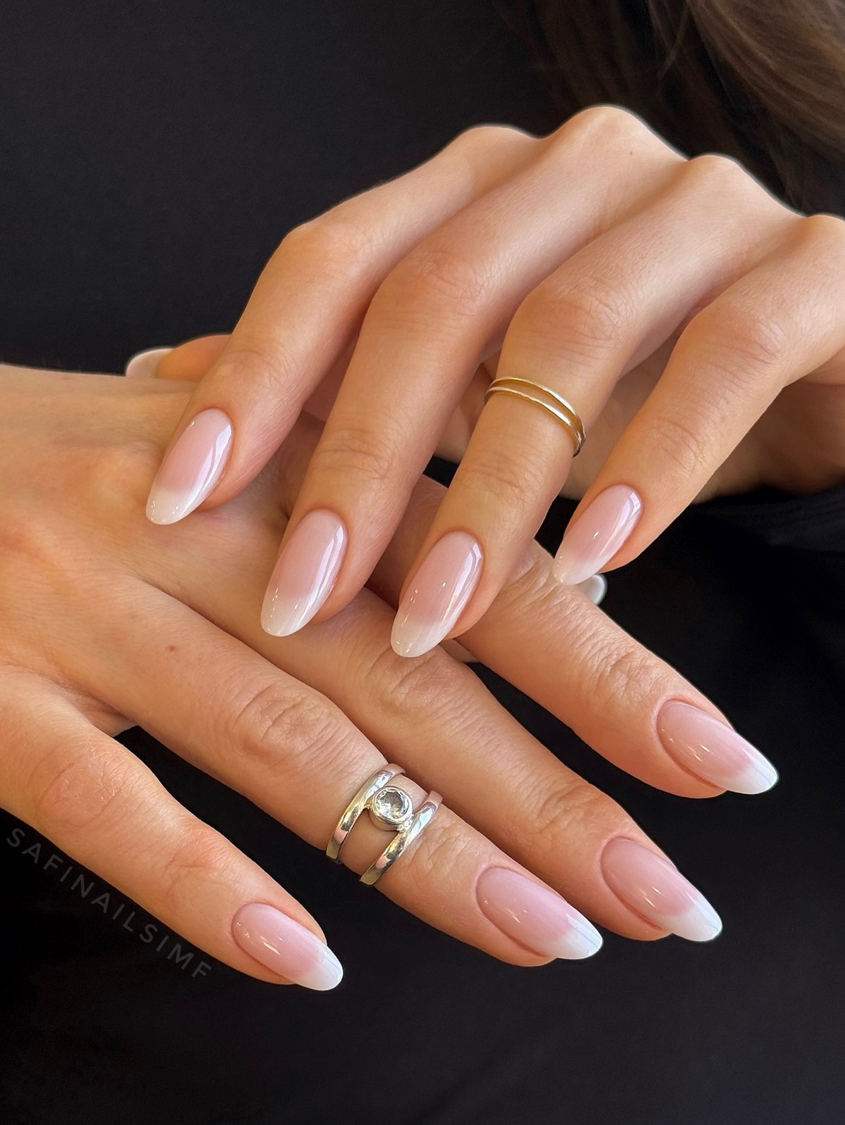 Светлый маникюр, который освежает руки и образ