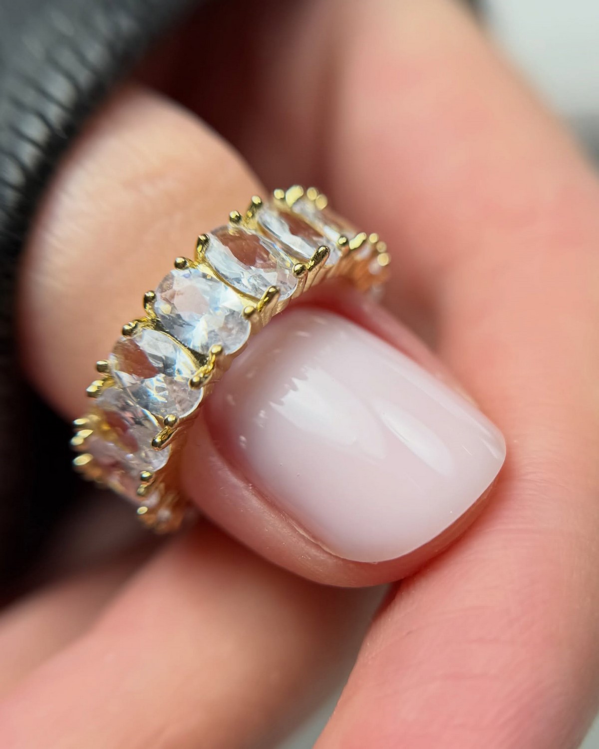 Светлый маникюр, который освежает руки и образ