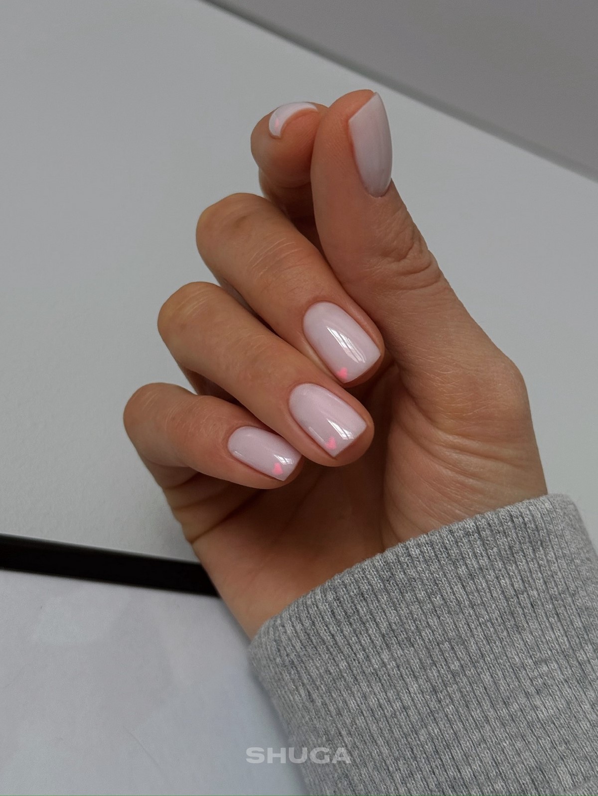 Светлый маникюр, который освежает руки и образ