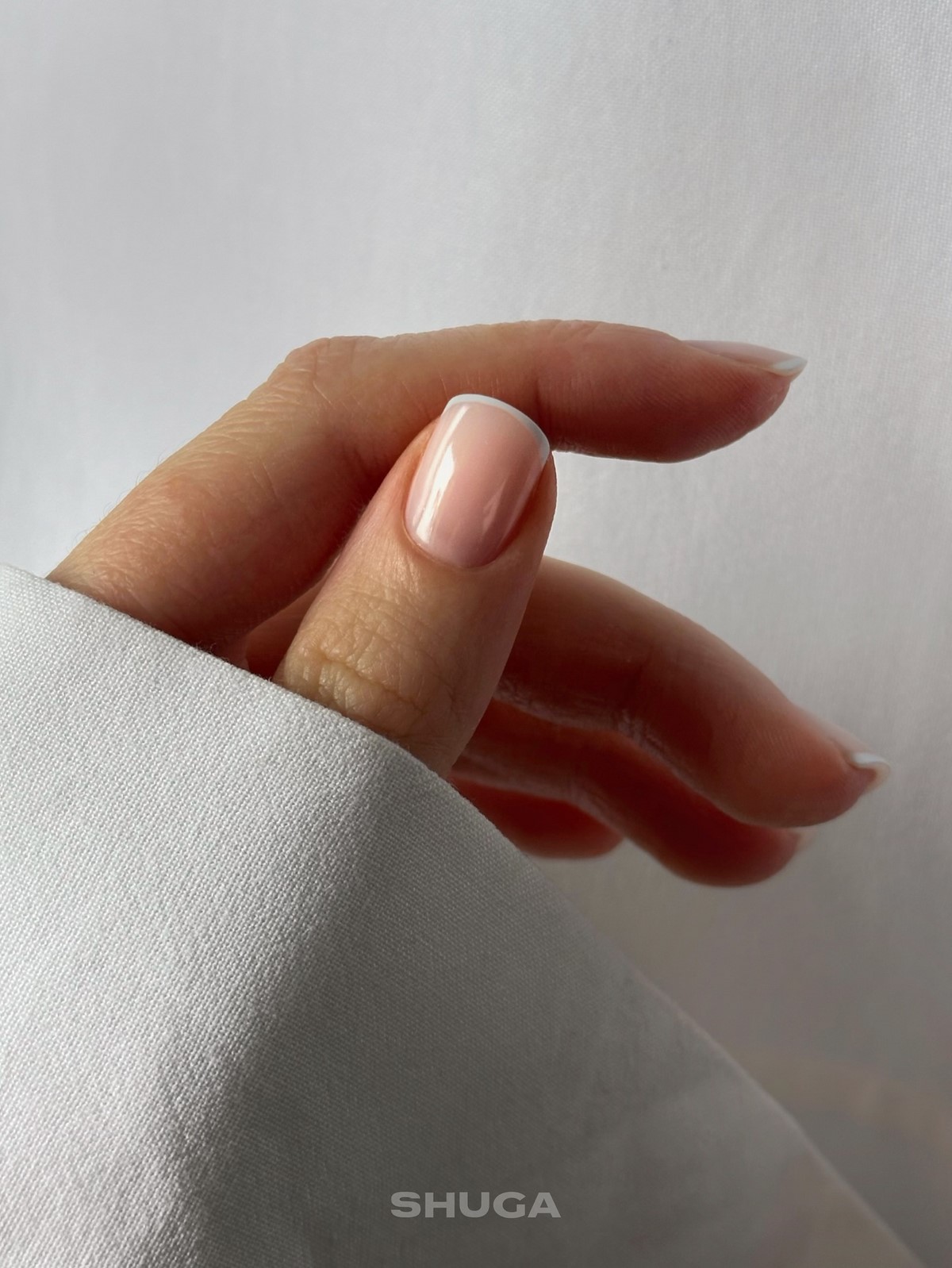 Светлый маникюр, который освежает руки и образ