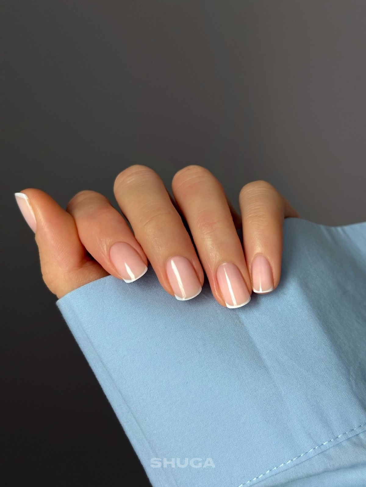 Светлый маникюр, который освежает руки и образ