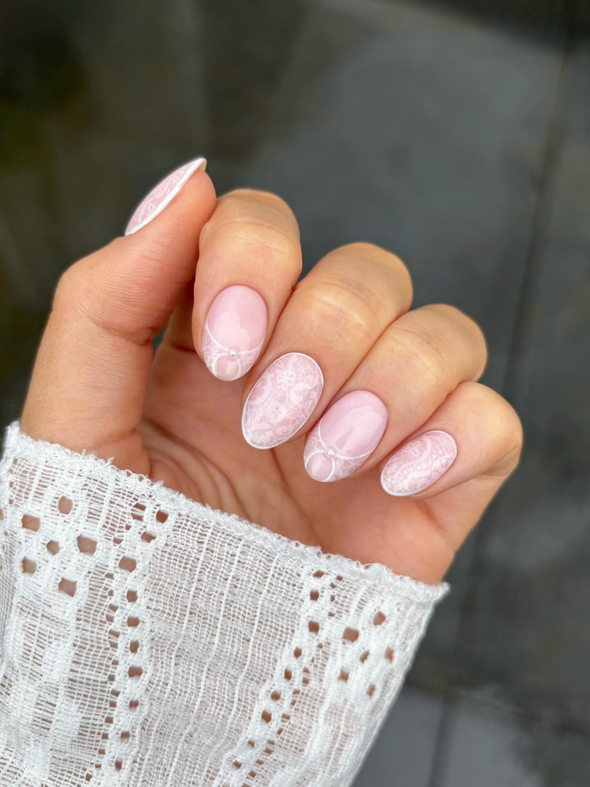 Светлый маникюр, который освежает руки и образ