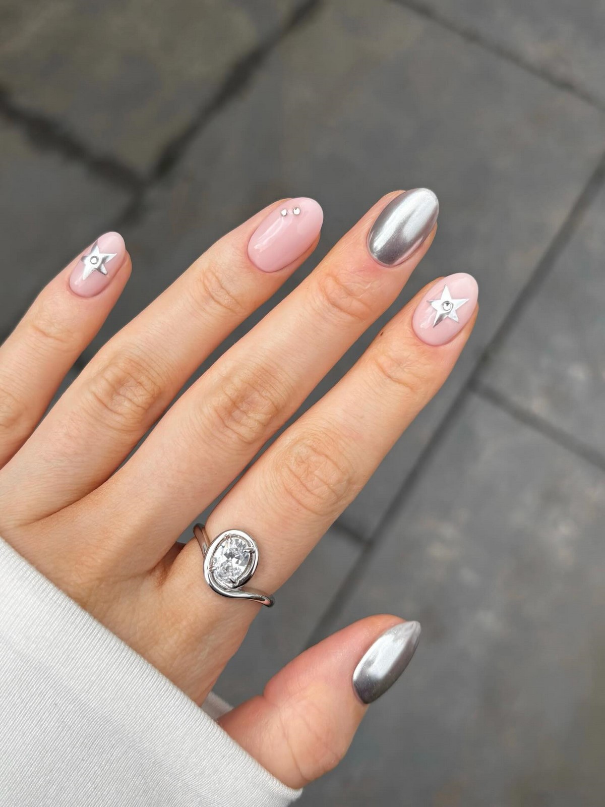 Светлый маникюр, который освежает руки и образ