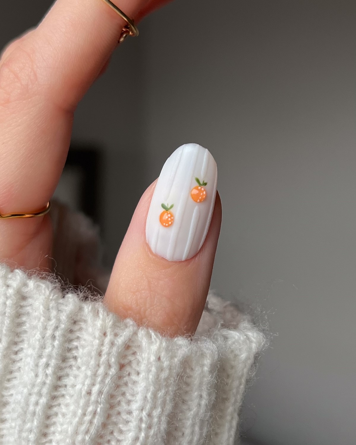 Светлый маникюр, который освежает руки и образ