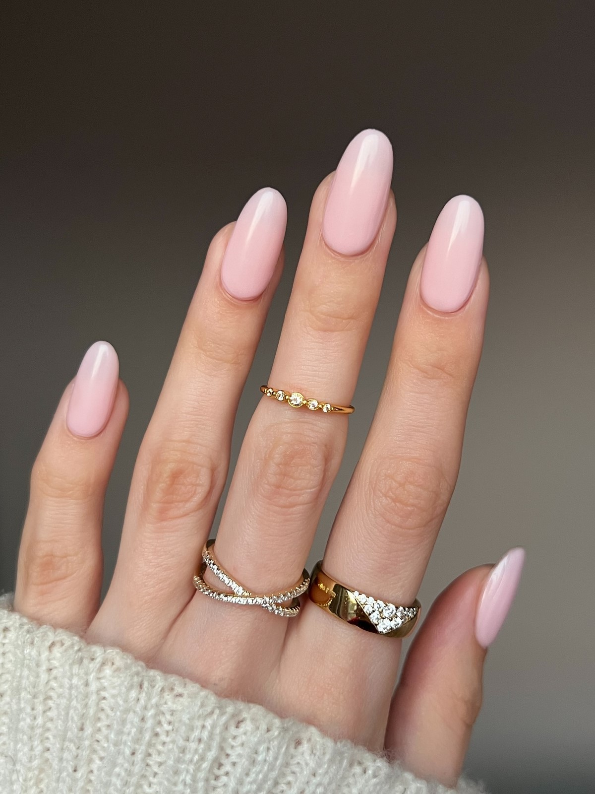 Светлый маникюр, который освежает руки и образ