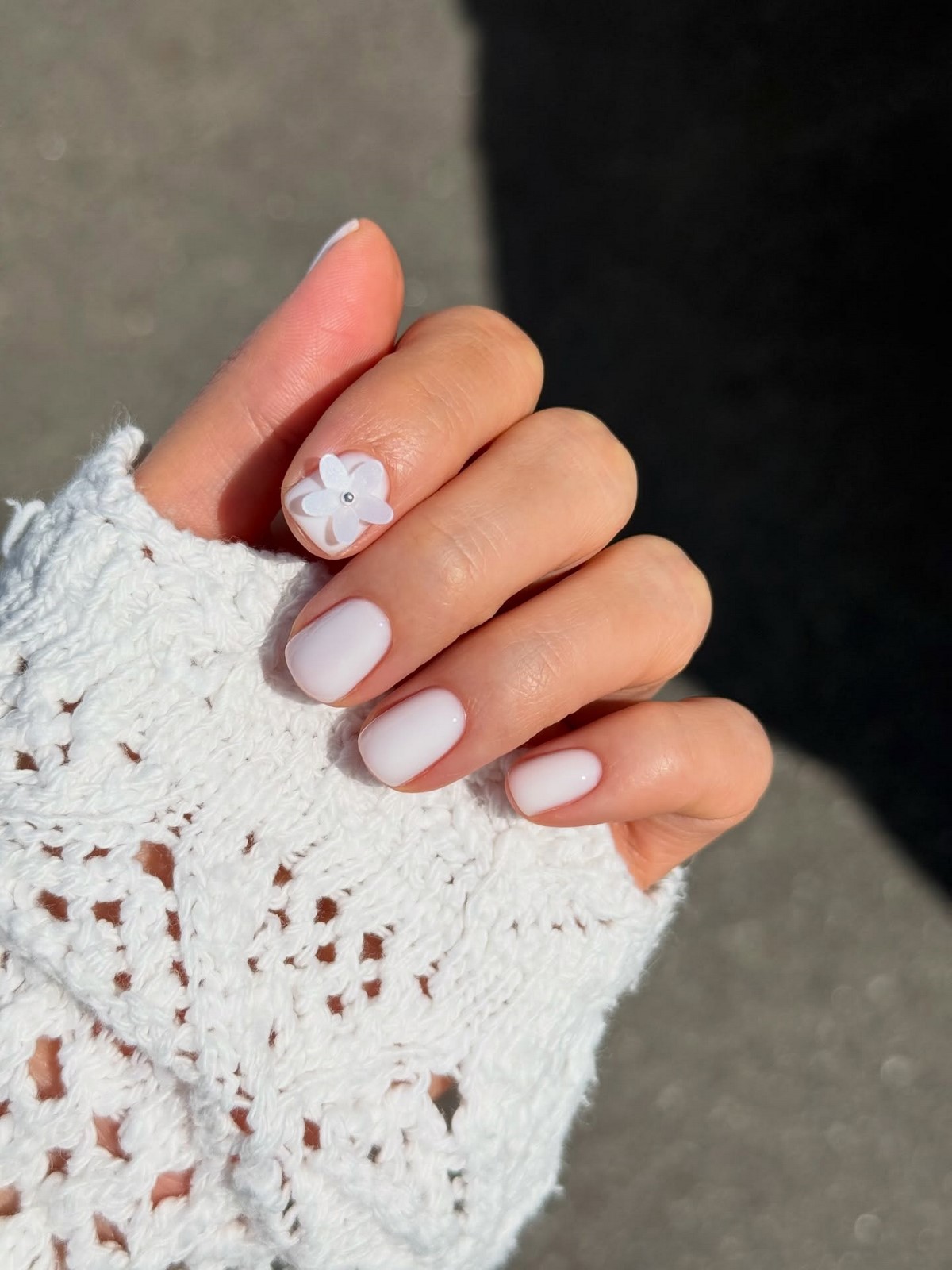 Светлый маникюр, который освежает руки и образ