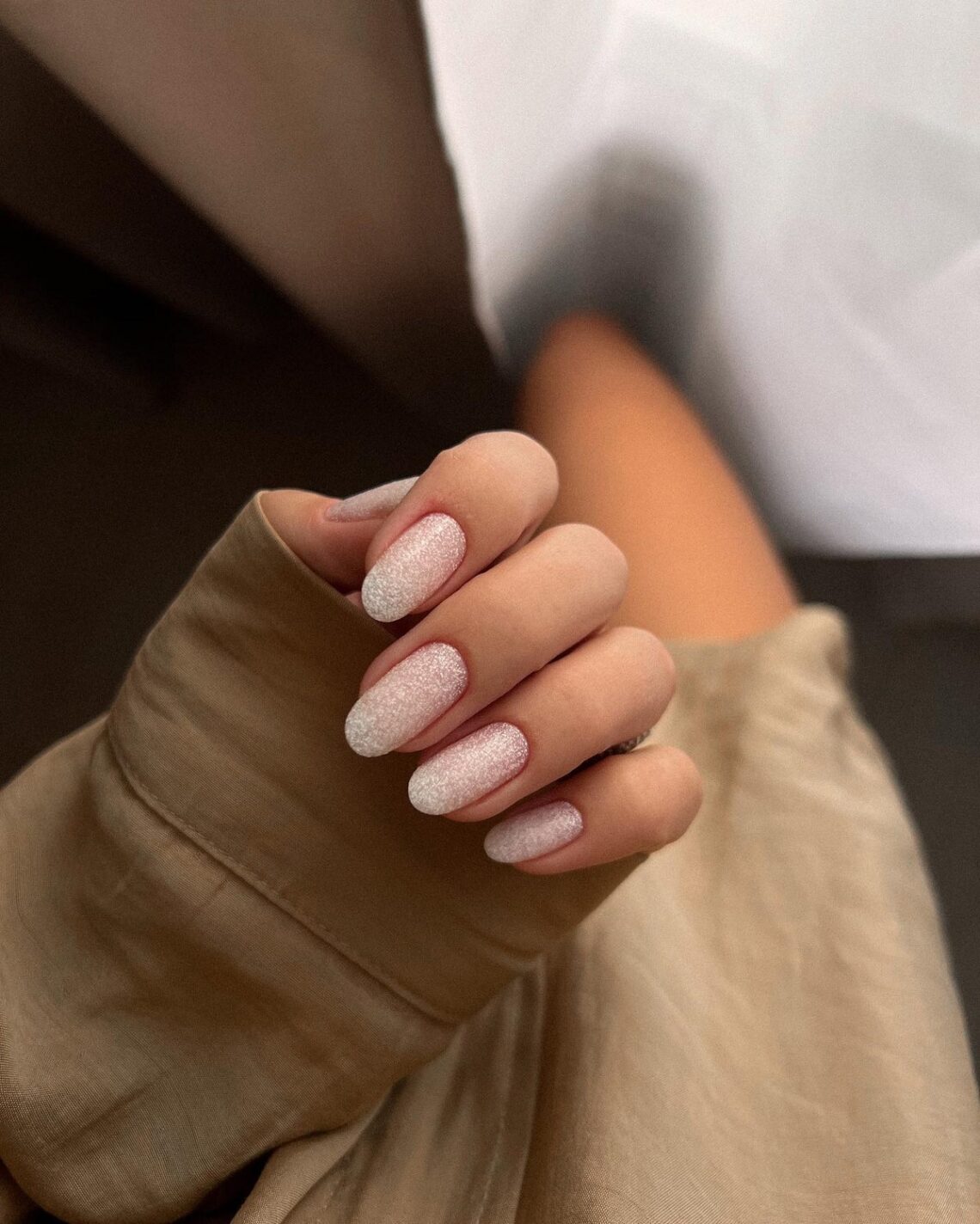 Этот оттенок лака сейчас выбирают чаще всего — он смотрится дорого без усилий