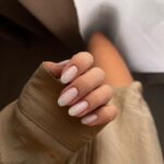 Этот оттенок лака сейчас выбирают чаще всего — он смотрится дорого без усилий