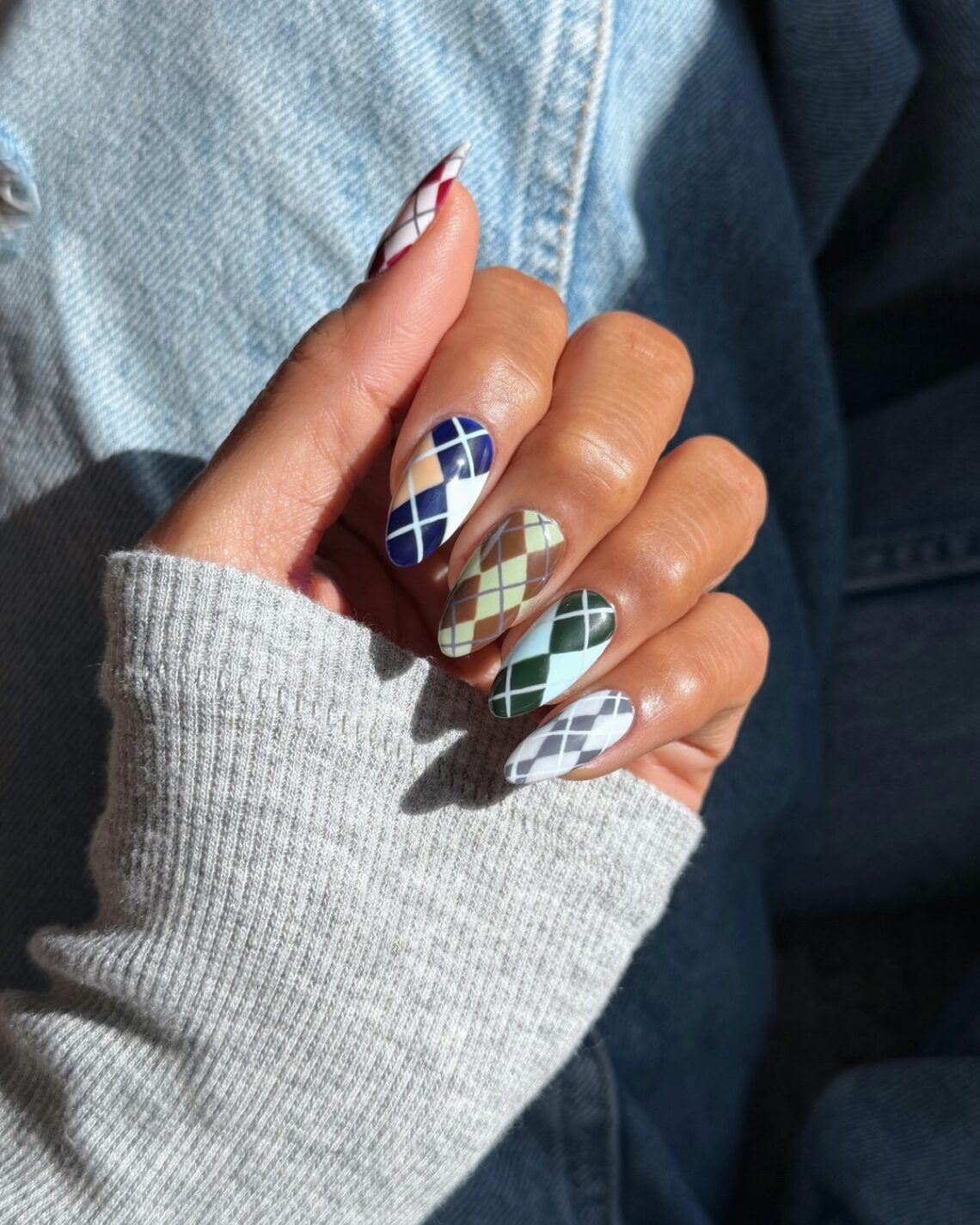 Клетчатый маникюр в апреле 2026: как выглядит аргайл сейчас